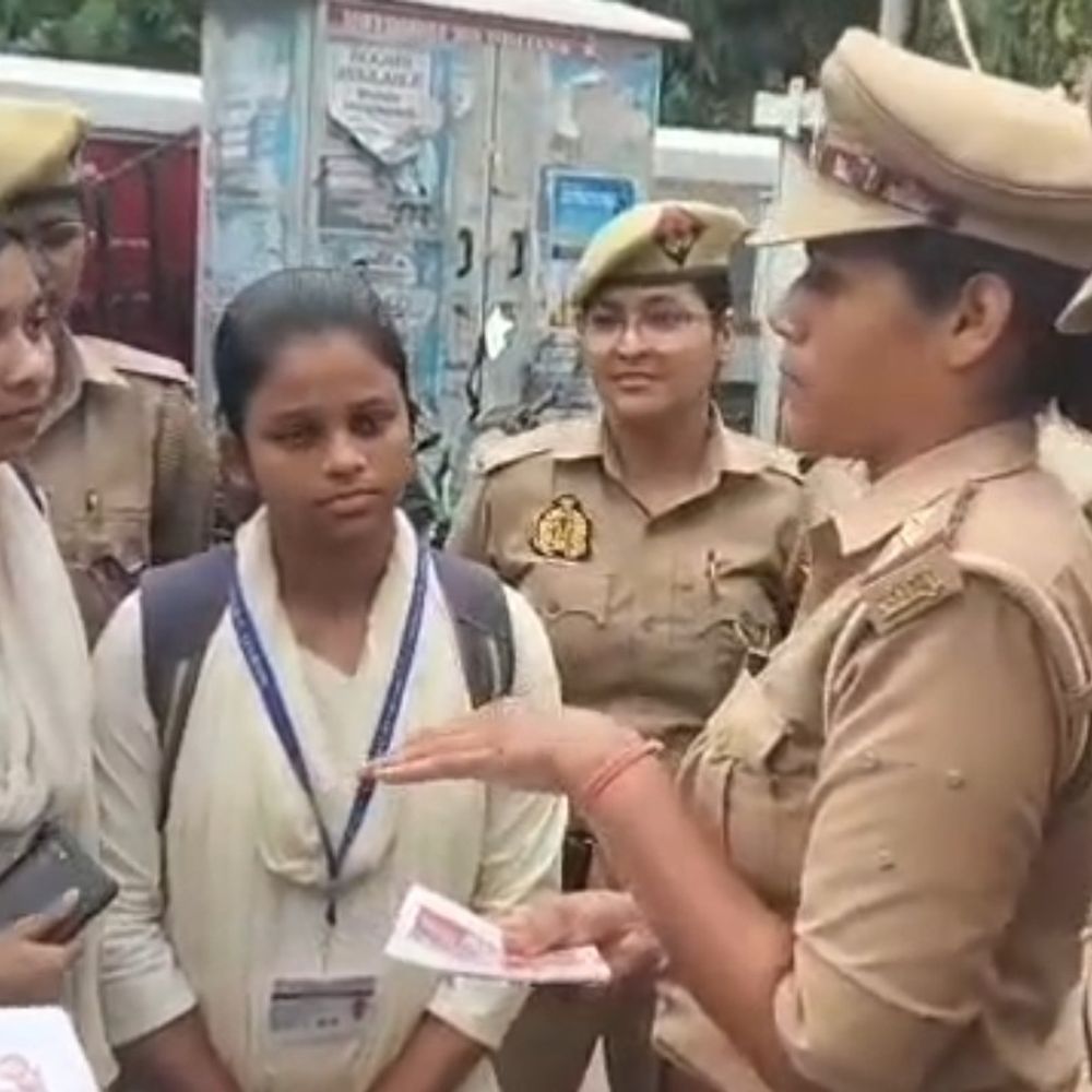 एंटी रोमियो और पिंक स्कूटी टीम का एक्शन:हजरतगंज में संदिग्धों से पूछताछ कर छात्राओं को किया जागरूक