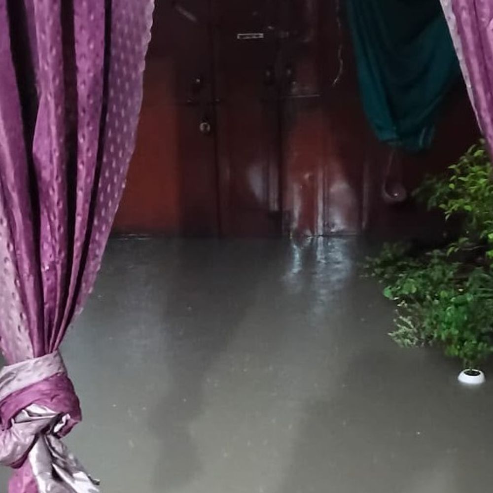 लखनऊ में 40 किलोमीटर प्रति घंटे की रफ्तार से हवा:लगातार तीसरे दिन बारिश जारी, कई जगहों पर जलभराव, आज भी ऑरेंज अलर्ट