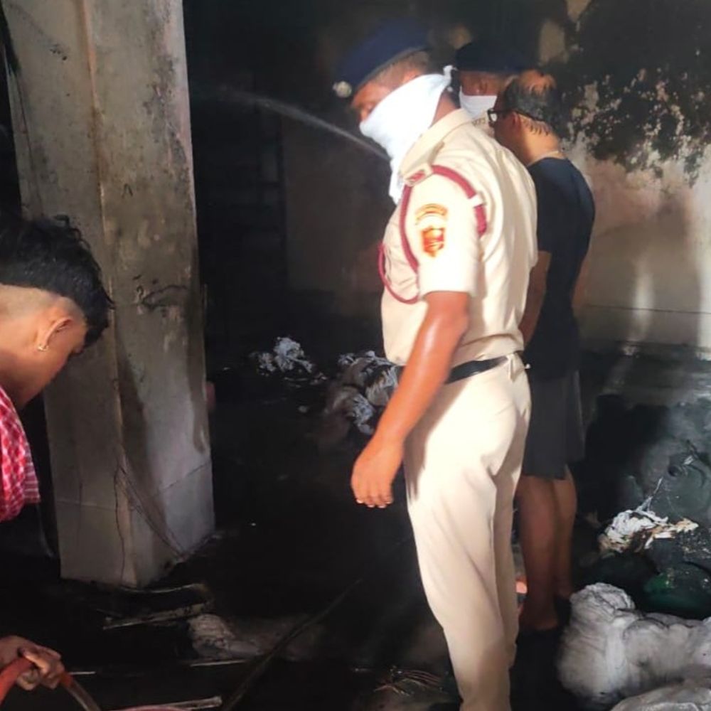 गयाजी में गोदाम में शॉर्ट-सर्किट से लगी आग:संकरी गली में फंसी दमकल, पाइप जोड़कर बुझाई लपटें; लाखों का नुकसान