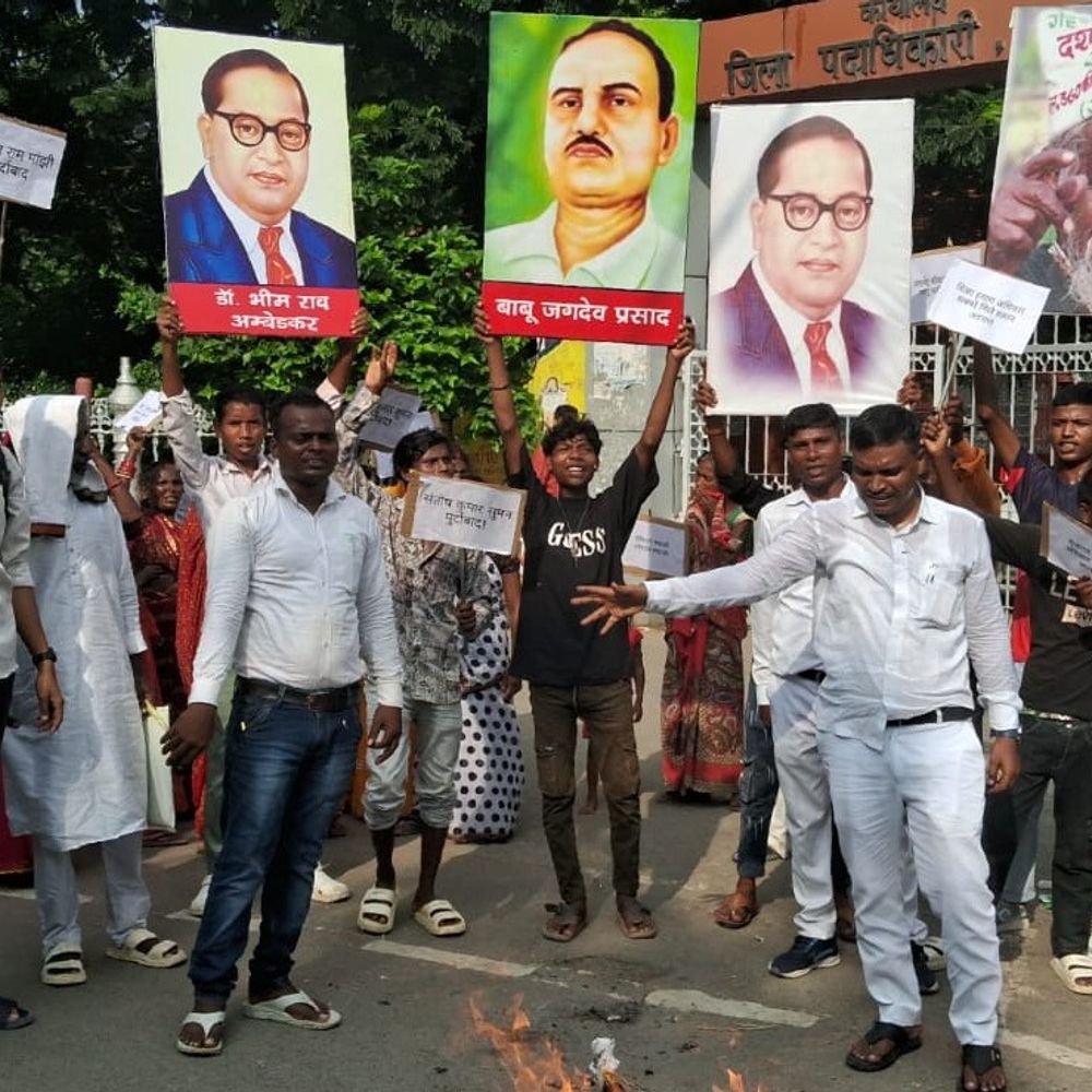 आरक्षण में वर्गीकरण के खिलाफ सड़क पर उतरे लक्ष्मण मांझी:गांधी मैदान से निकला मार्च; डीएम ऑफिस पर जीतन राम मांझी-संतोष सुमन का पुतला फूंका