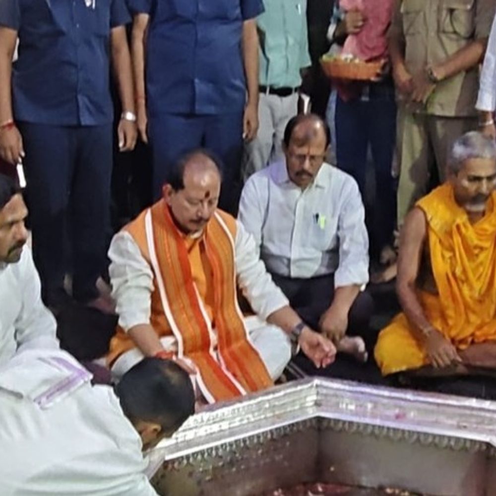 पितृपक्ष मेले की तैयारियों का प्रभारी मंत्री ने लिया जायजा:विजय सिन्हा ने विष्णुपद मंदिर में पूजा-अर्चना भी की, कहा- श्रद्धालुओं की सुविधा में कमी न हो