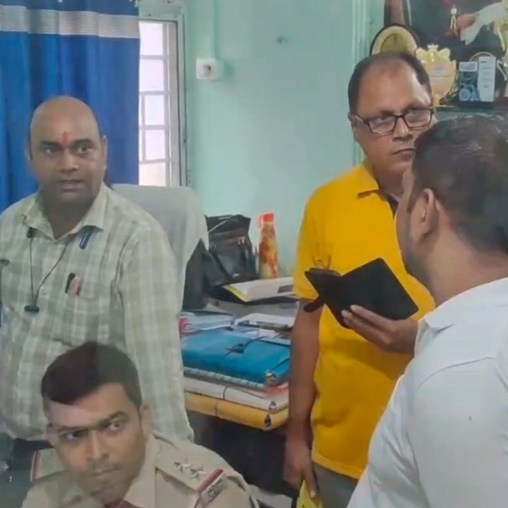 बुजुर्ग रिटायर्ड रेल कर्मी से हथियार के बल पर लूट:50 हजार रुपए ले गए बदमाश, बैंक से निकासी कर घर लौट रहे थे पीड़ित