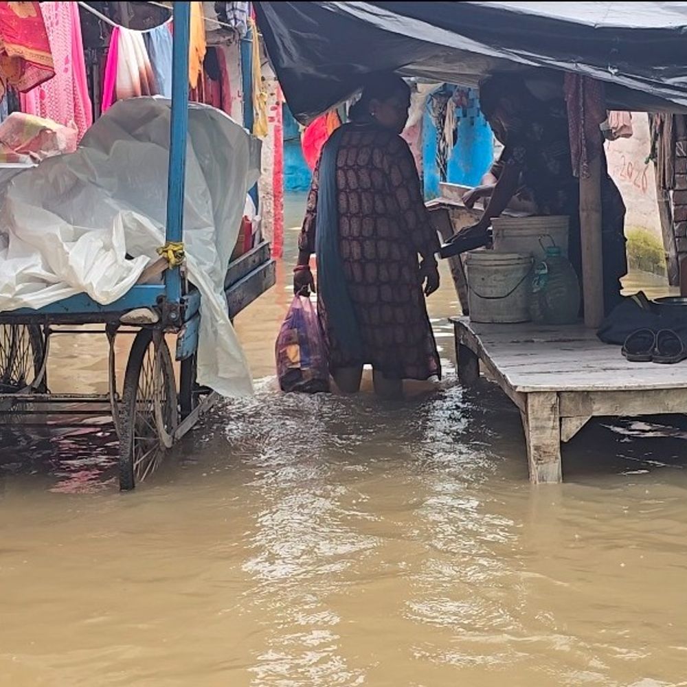 भागलपुर में 2.17 लाख लोग बाढ़ से घिरे हैं:56 पंचायतों के 178 गांव बाढ़ प्रभावित, 71 नावों से राहत-बचाव अभियान जारी