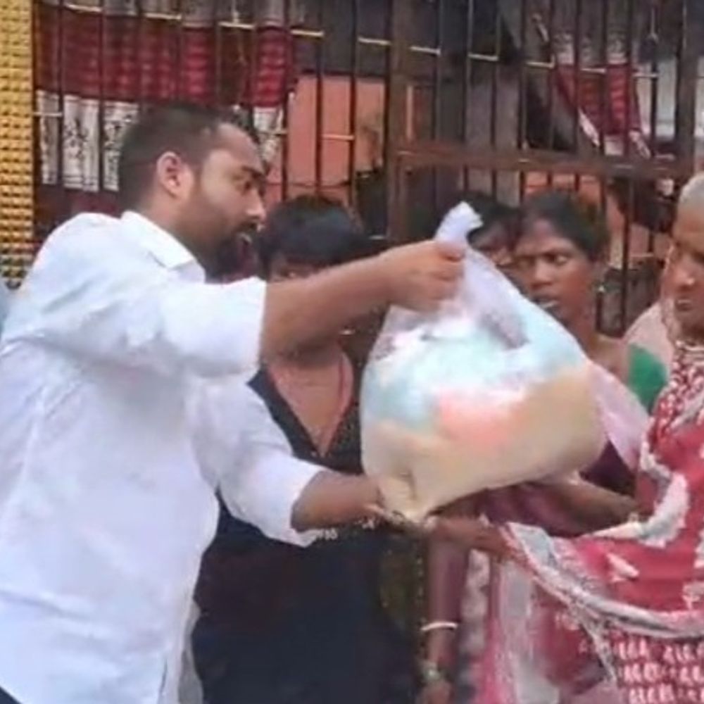 वार्ड 10 में जरूरतमंद परिवारों के बीच अनाज बांटें:दबंगों के डर से घर छोड़ना पड़ा था, आर्थिक रूप से परेशान थे लोग