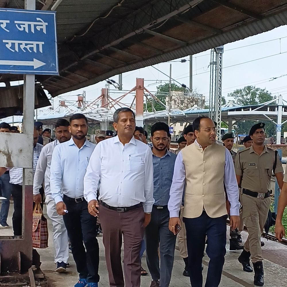 गयाजी से पटना-डीडीयू के बीच स्पेशल ट्रेनें चलाने की तैयारी:रेलवे स्टेशन पर अधिकारियों ने तैयारियों का लिया जायजा, भीड़ के लिए हो रही व्यवस्था
