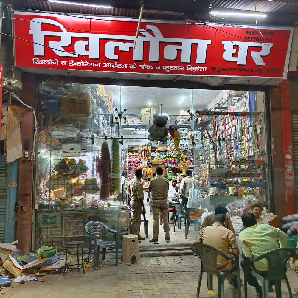 खिलौना घर में GST का छापा:तीन गाड़ियों से पहुंचे अफसर, दुकान के अंदर दस्तावेजों की पड़ताल जारी