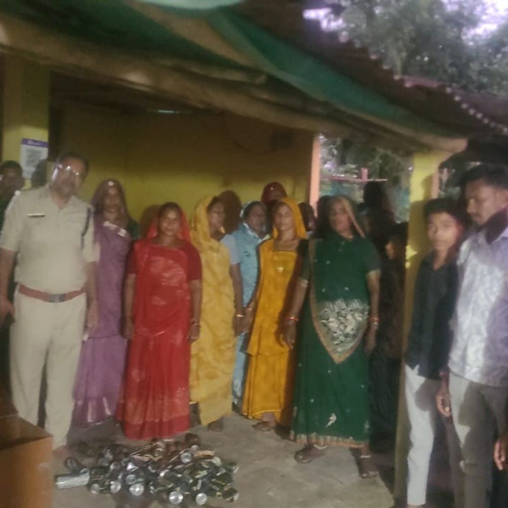 नर्मदापुरम में संदिग्ध जहरीली शराब बरामद:नाला मोहल्ले में कच्ची शराब छोड़कर भागा आरोपी; सैंपल जांच के लिए भेजा, जहरीली निकली तो होगी कार्रवाई