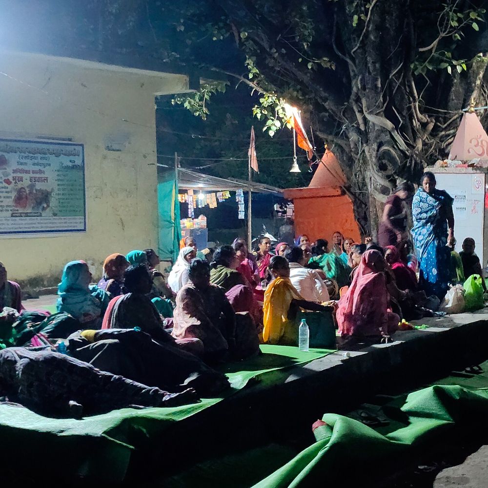 नर्मदापुरम में भूख हड़ताल पर MDM बनाने वाली मातृशक्तियां:खुले आसमान के नीचे भजन गाकर बिताई रात, बोली- मांगें पूरी कराकर दम लेंगे
