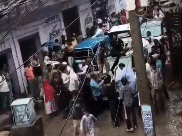 जयपुर में कांग्रेस प्रत्याशी के विरोध में भड़की जनता:MLA की गाड़ी को घेरा, काले झंडे दिखाए; कार के ऊपर चढ़े प्रदर्शनकारी