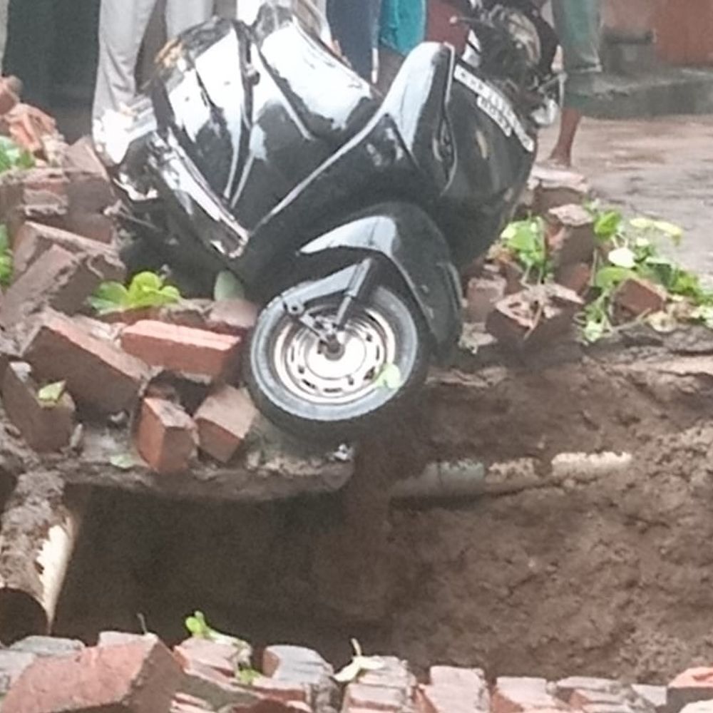 लखनऊ में बारिश के बीच जगह जगह हादसे:अमीनाबाद में दीवार गिरी, IT चौराहे पर सड़क में गढ़ा हुआ , चौक में गली धंसने से कई परिवार फंसे