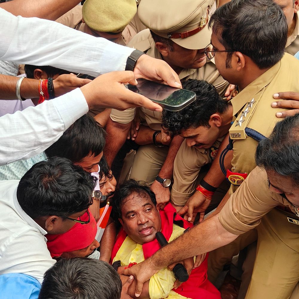 लखनऊ में सरदार सेना का जोरदार हंगामा:आरक्षण के खिलाफ चारबाग से विधानसभा जाने कि कोशिश, पुलिस से जमकर धक्का मुक्की, अध्यक्ष को टांग कर ले गई पुलिस