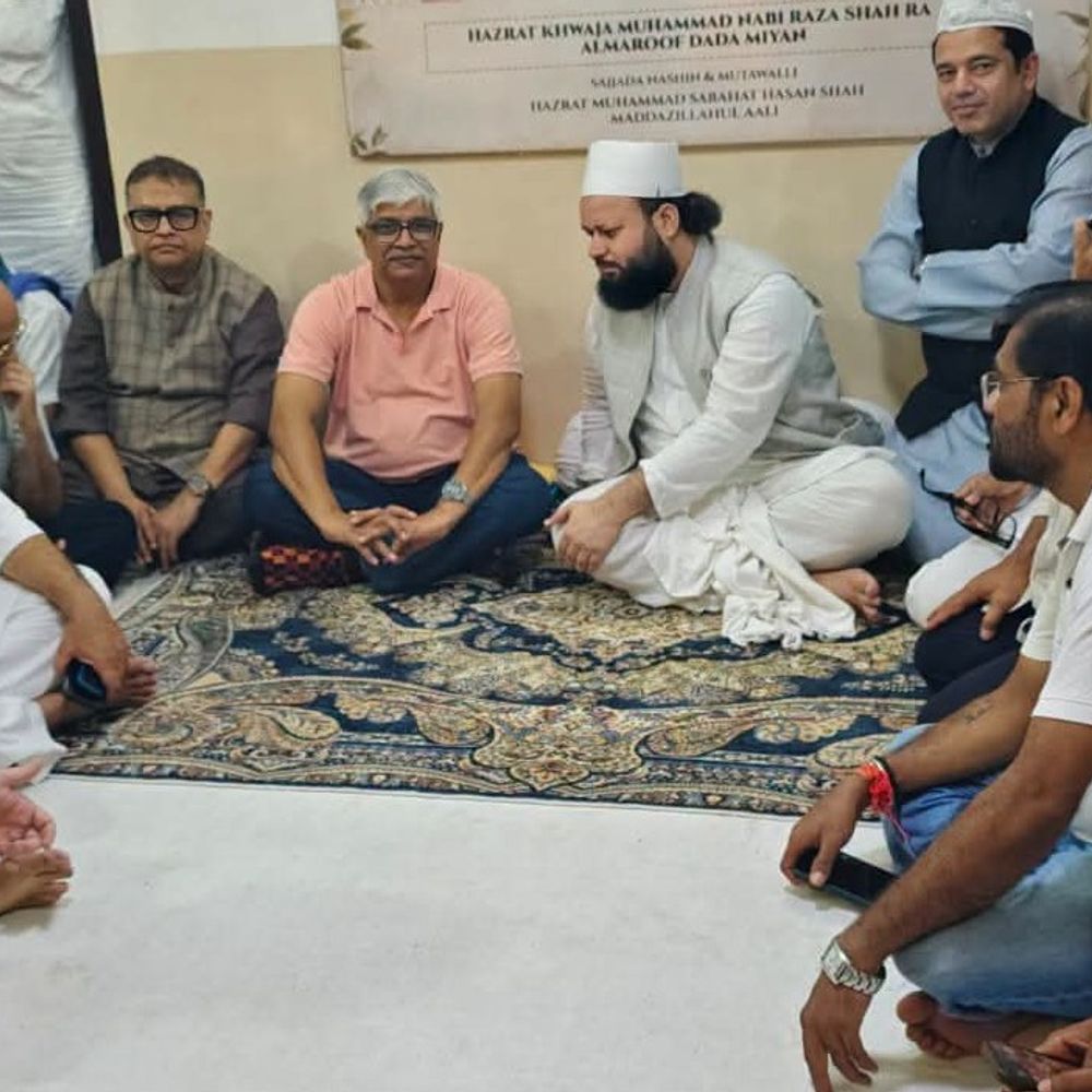 लखनऊ दरगाह दादा मियां में कांग्रेस ने चढ़ाई चादर:उर्स के चौथे दिन पहुंचे यूपी प्रभारी राजेंद्र गौतम, बोले – दरगाह मानवता का संदेश दिया जाता है