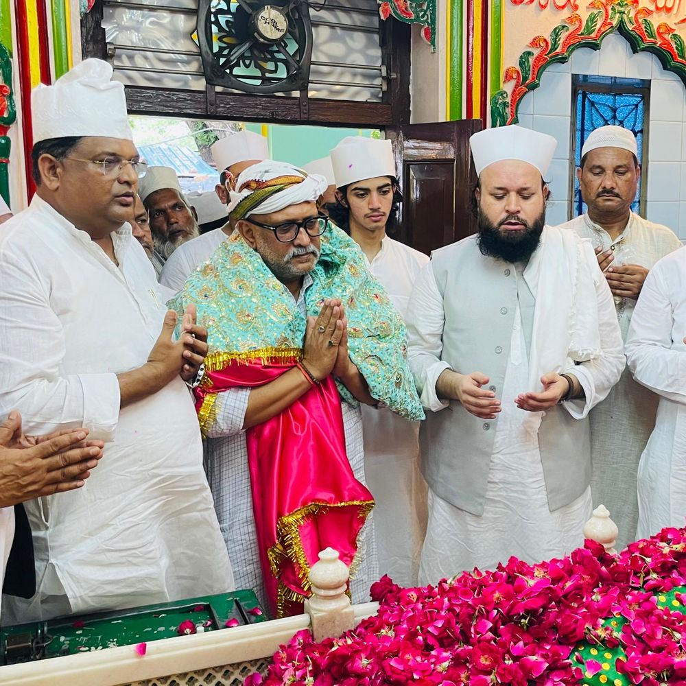 लखनऊ दादा मियां के 5 रोजा उर्स का हुआ समापन:अजय राय ने चढ़ाई चादर, बोले – सूफी संतों ने देश को प्रेम के सूत्र में बांधा