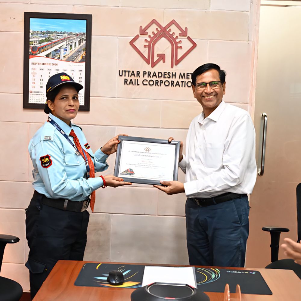 लखनऊ मेट्रो में यात्री का समान लौटने पर मिला सम्मान:₹20 हजार नकद, लैपटॉप और कीमती सामान किया था वापस, 3 कर्मचारियों को किया गया सम्मानित