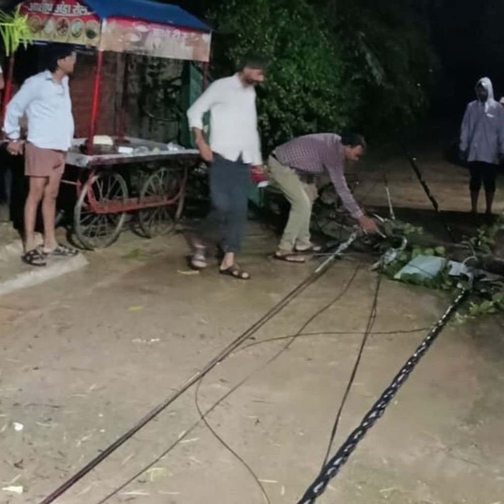 लखनऊ बारिश में बिजली व्यवस्था चरमराई:चिनहट में 14 घंटे से बिजली गुल, रहीमाबाद में 1 लाख कि आबादी को नहीं मिल रही आपूर्ति