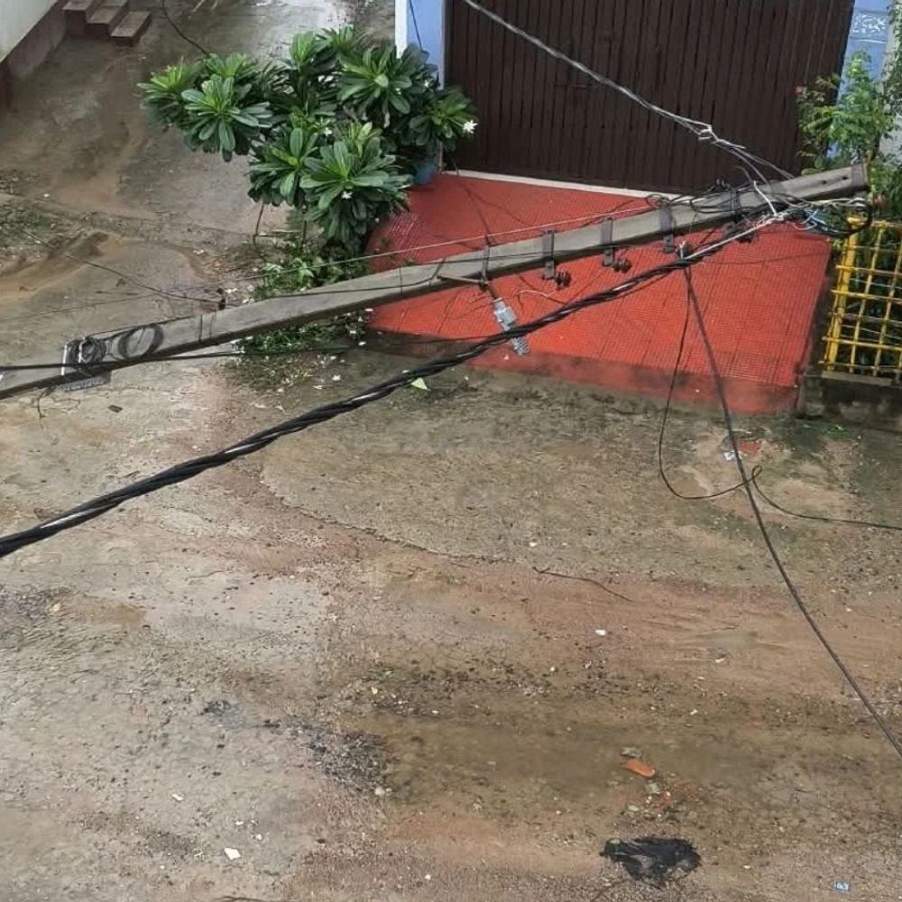 लखनऊ बारिश में बिजली आपूर्ति हुई बेपटरी:विधायक योगेश ने इंटौजा पावर हाउस घेरा, नादरगंज में 200 घरों में बत्ती गुल रही