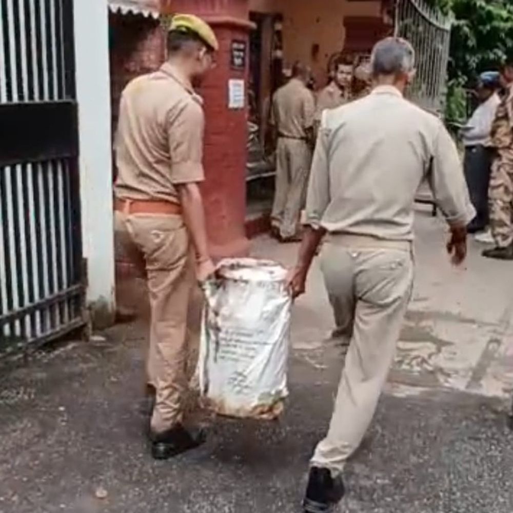 वाराणसी पुलिस ने 10.80 करोड़ की अफीम कराई नष्ट:गाजीपुर अफीम कारखाने लेकर पहुंची जैतपुरा थाने की फोर्स, 2012 में पकड़ी गई थी 558 किलो अफीम