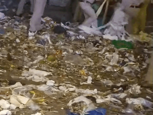 बहादुरगढ़ रात के अंधेरे में में बवाल:रात दो बजे सफाई कर्मचारी और पुलिस प्रशासन आमने सामने,महिला सफाई कर्मचारी को घसीटकर ले जाती पुलिस जवान का वीडियो वायरल