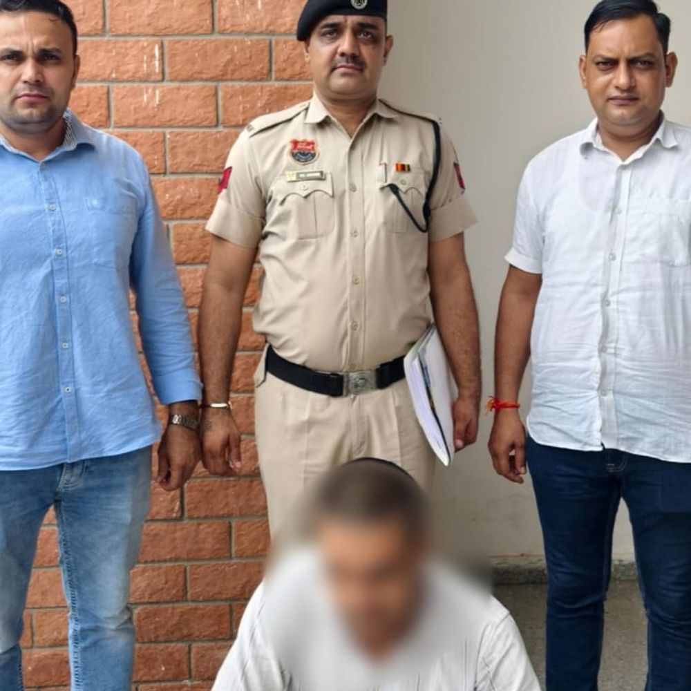 झज्जर बाईपास पर पिस्तौल लेकर खड़ा युवक CIA-1 ने दबोचा:मुखबिर की सूचना पर पुलिस ने पीलीये जोहड़ वाले रास्ते से आरोपी को पकड़ा; देशी पिस्तौल बरामद, कोर्ट ने न्यायिक हिरासत में भेजा