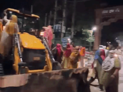 झज्जर में आधी रात कूड़ा उठाने पहुंचा प्रशासन:विरोध में JCB पर चढ़ी महिला सफाई कर्मचारी; पुलिस ने करीब 50 कर्मचारियों को हिरासत में लिया, कई घंटे चला हाईवोल्टेज ड्रामा