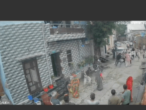 झज्जर के किलड़ौध गांव में दंपती पर हमले का मामला:10 लोगों पर FIR दर्ज, CCTV में पिता को बचाने के लिए हमलावरों की ओर दौड़ती दिखी बेटी