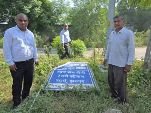 चित्रसेन सैनी के नाम का बोर्ड शरारती तत्वों ने उखाड़ा:झज्जर रेलवे लाइन के लिए परिवार समेत किया था लंबा संघर्ष, सैनी समाज में आक्रोष, डीसी को ज्ञापन देकर कार्यवाही की मांग करेगा समाज