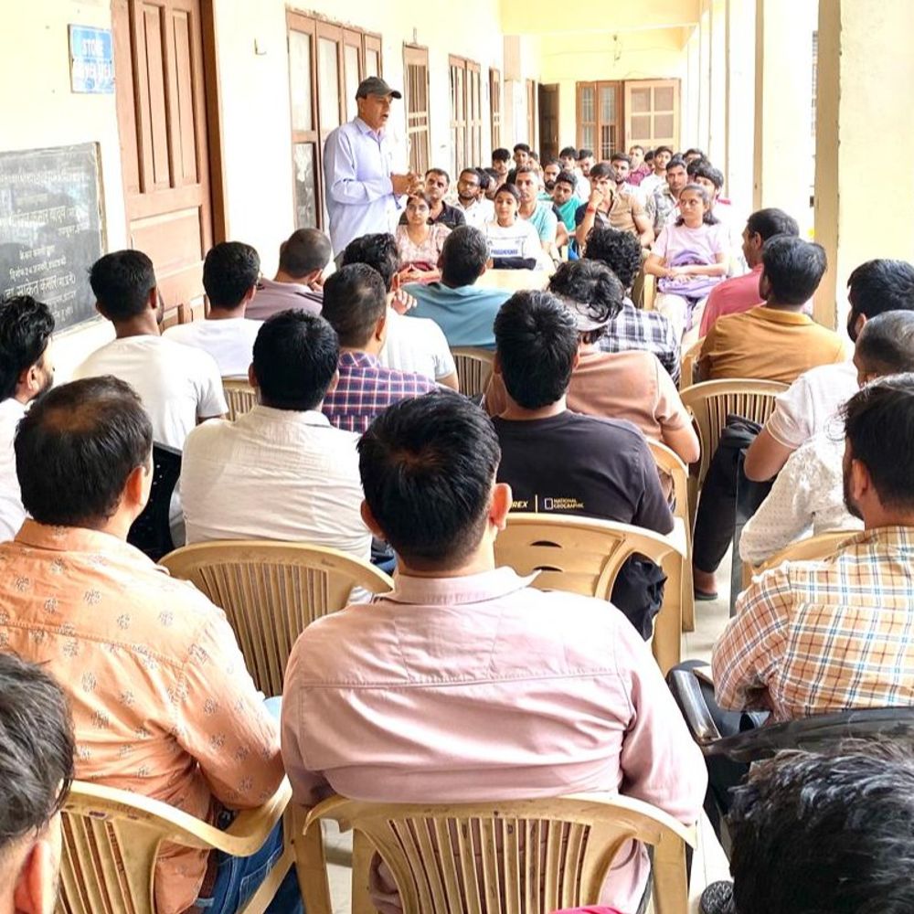 नशे से दूर रहें, साइबर ठगी से रहें सतर्क:झज्जर पुलिस ने युवाओं को किया जागरूक,हेल्पलाइन 1933 और डायल 112 की भी दी जानकारी