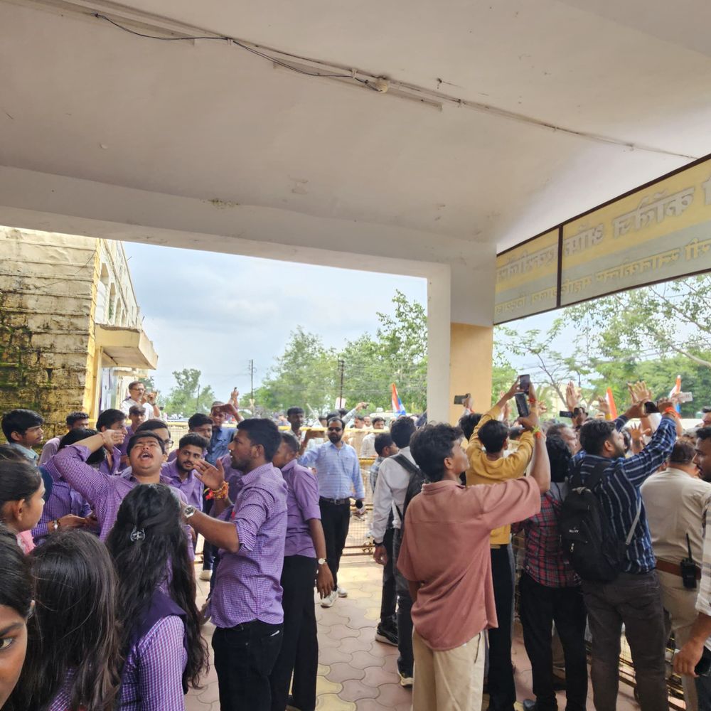 छिंदवाड़ा में NSUI के प्रदर्शन में 4 महिला पुलिसकर्मी घायल:ASP से भिड़े छात्र, CSP से भी हुई झूमाझटकी; कॉलेज घेराव के दौरान NSUI-ABVP आमने-सामने