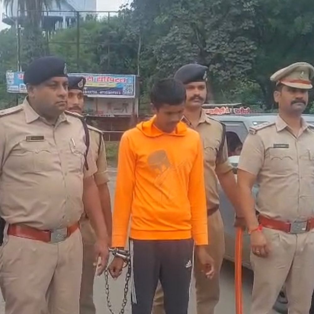 दो महीने जेल में रहा, बाहर आते ही की चोरी:दोबारा पकड़ाया, खंडहर की झाड़ियों से 1.28 लाख की दो बाइक मिलीं