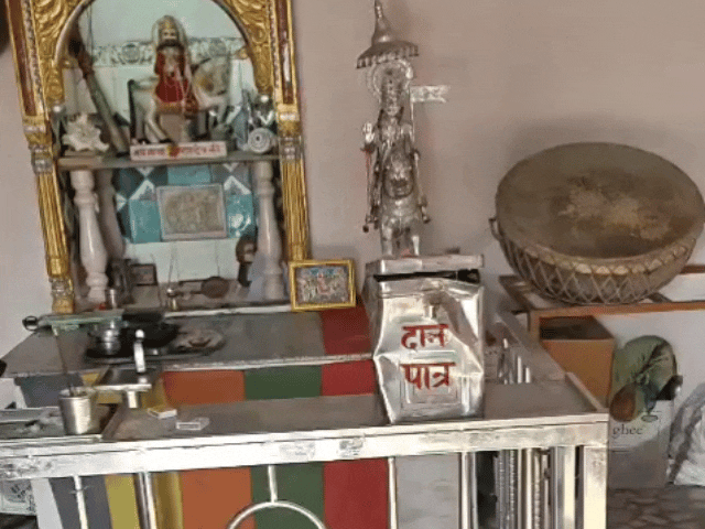 गोगेलाव के बाबा रामदेव मंदिर में चोरी:4 चांदी के छत्र, भाला और दानपात्र ले गए; मौके पर चश्मा-पेचकस मिला