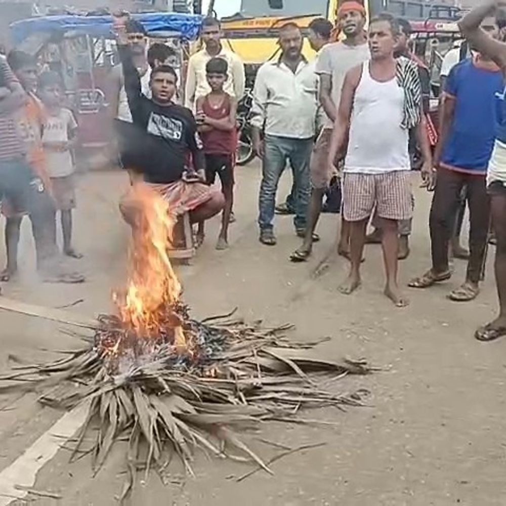 10 दिन से जला ट्रांसफार्मर, ग्रामीणों ने किया रोड जाम:नवादा में पावर कट से परेशान लोग, विभाग ने दिया जल्द लगाने का आश्वासन