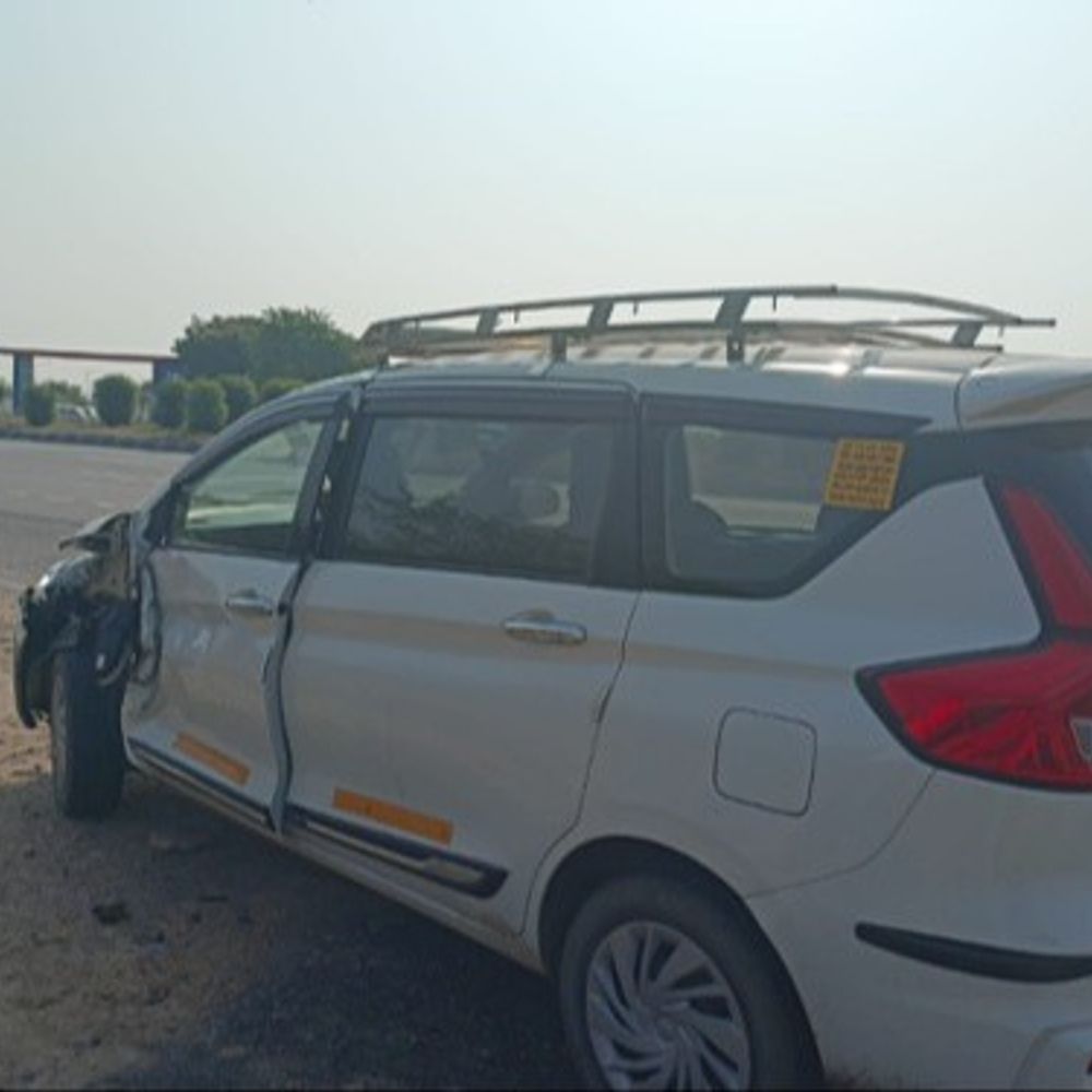 डेमेज कार में यूपी के टैक्सी ड्राइवर की लाश मिली:गले समेत शरीर पर मिले चोट के निशान, हत्या या हादसा जांच में जुटी पुलिस