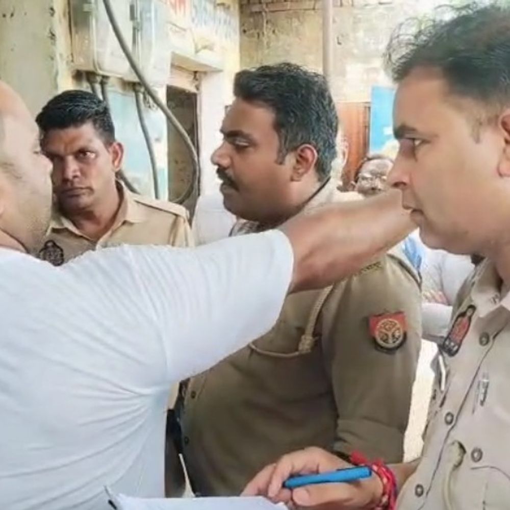 हापुड़ में दुकान से लाखों का सामान चोरी:पेड़ के सहारे छत पर चढ़े चोर, पटिया उखाड़कर अंदर घुसे; 7 कॉपर बंडल ले गए