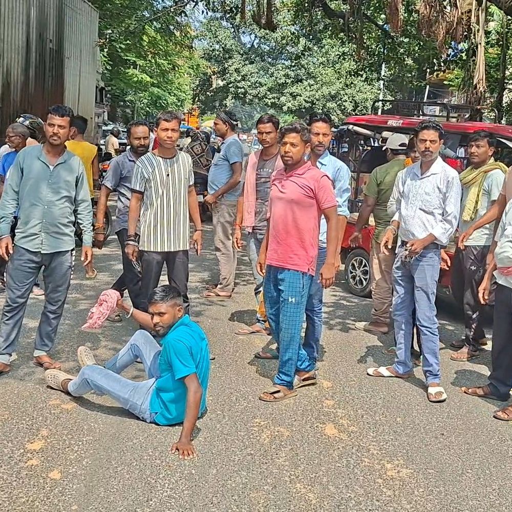 धनबाद में ई-रिक्शा चालकों ने सड़क जाम कर किया प्रदर्शन:प्रशासनिक कार्रवाई और जुर्माने से परेशान होकर ट्रैफिक थाना के पास लगाया जाम