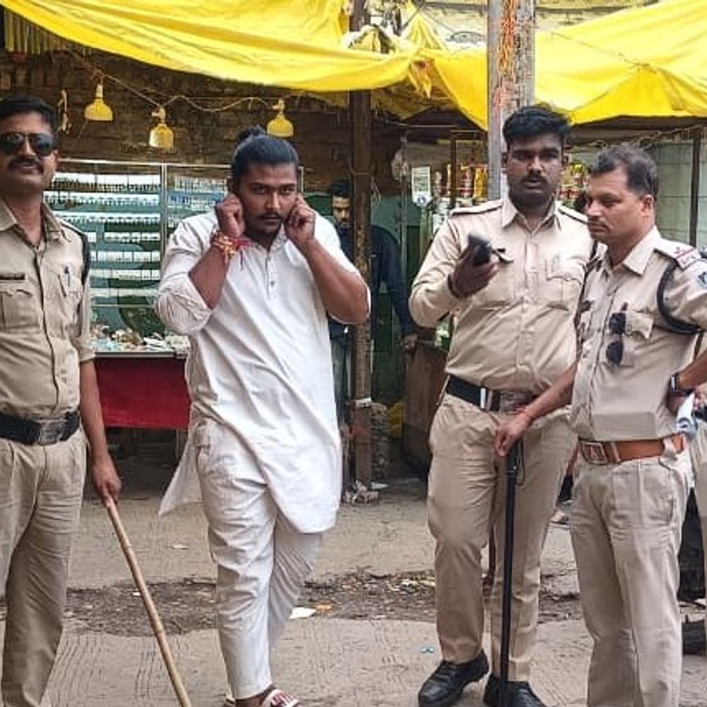 दर्शनार्थी से मारपीट करने वाला गिरफ्तार:उज्जैन पुलिस ने निकाला जुलूस, कान पकड़कर लगवाई उठक-बैठक