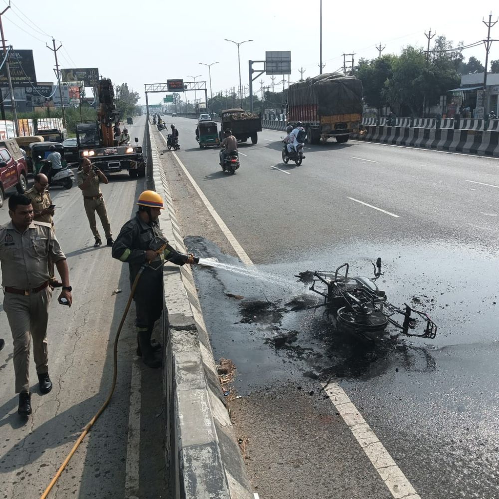 हाईवे पर चलती बाइक में लगी आग:चालक ने कूदकर बचाई जान, मौके पर पहुंची पुलिस