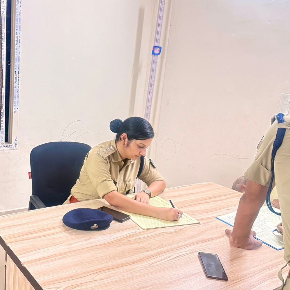 कैमूर में महिलाओं-बच्चों की सुरक्षा को लेकर पुलिस अलर्ट:साइबर डीएसपी ने दादर स्थित आश्रय गृह की सुरक्षा व्यवस्था परखी