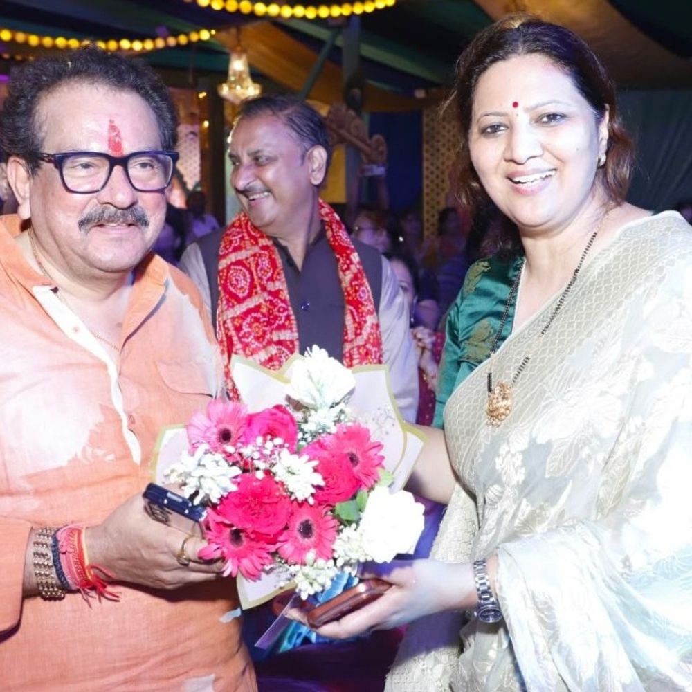 आगरा में कृष्ण जन्मोत्सव कार्यक्रम आयोजित:साधो बैंड ने बिहारी जी समेत देवी-देवताओं के भजनों से बांधा समां