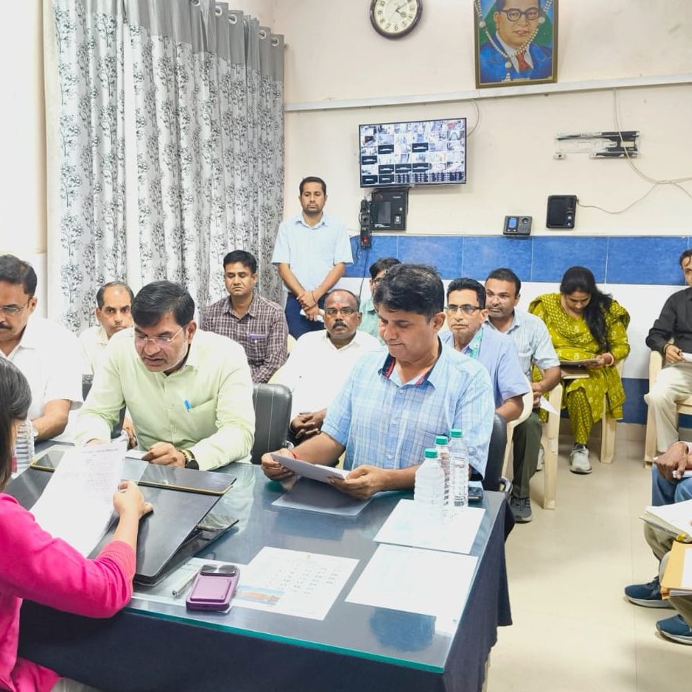 जिला अस्पताल की फायर एनओसी और नवीनीकरण पर चर्चा:वार्डों में इंटरकॉम सुविधा का प्रस्ताव, कलेक्टर डॉ. सौम्या झा ने ली बैठक