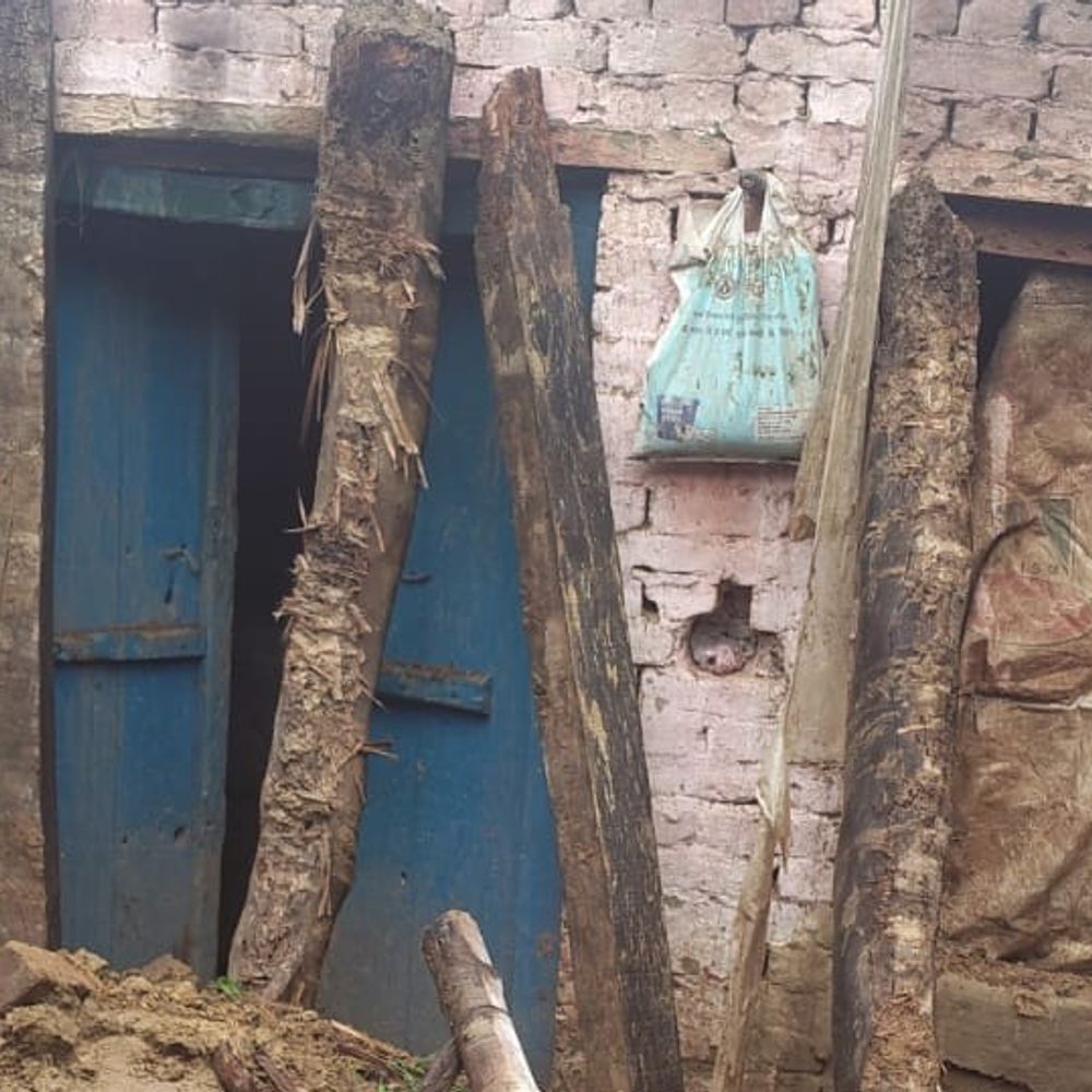कानपुर देहात में बारिश से मजदूर का कच्चा मकान ढहा:बाल-बाल बचा परिवार, आवास की मांग