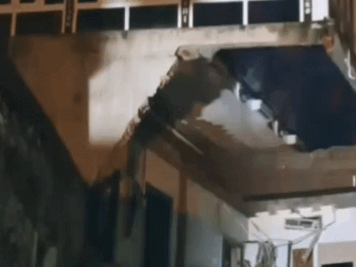 वाराणसी में गंगा किनारे स्थित होटल का पिछला हिस्सा गिरा:चौसठी घाट के पास हुआ हादसा..कोई हताहत नहीं,पुलिस मौके पर पहुंची