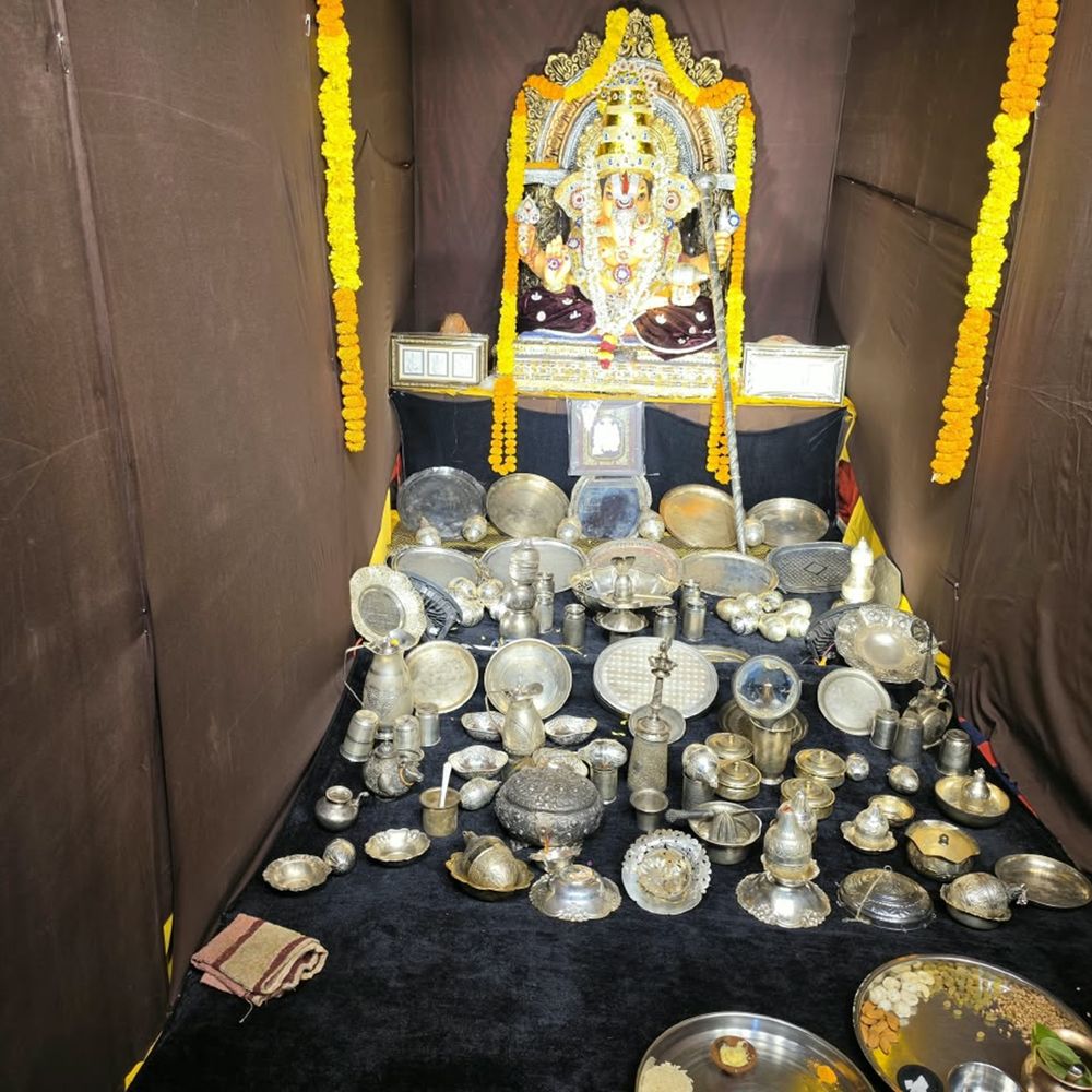 45 लाख की चांदी से गणेशजी का शृंगार : 20 किलो चांदी के बर्तनों से सजा पंडाल