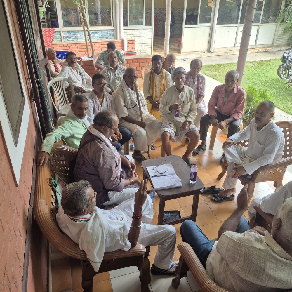 बाढ़ से परेशान किसान-पशुपालकों ने की बैठक:खगड़िया में प्रशासन पर अनदेखी का आरोप, पशु चारा-राहत व्यवस्था की मांग
