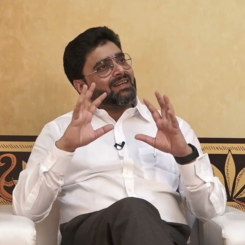 काशी विश्वनाथ मंदिर के CEO विश्व भूषण मिश्र का तबादला:UPSSSC में उपसचिव की मिली जिम्मेदारी, मंदिर में भीड़ कंट्रोल के लिए बनाया था SOP
