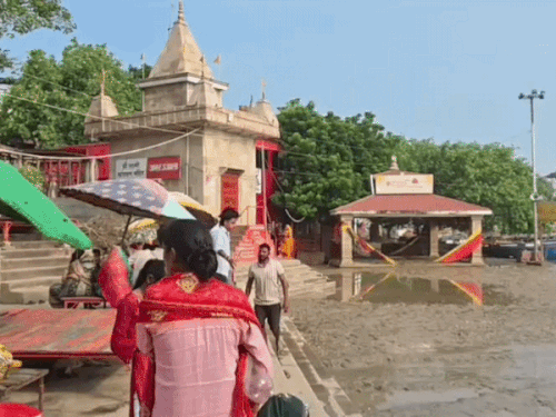 वाराणसी में बढ़ी उमस,अगले 3-4 दिन बारिश नहीं:गंगा घटने के बाद घाटों पर सिल्ट का अंबार,84 घाटों का संपर्क अभी भी टूटा