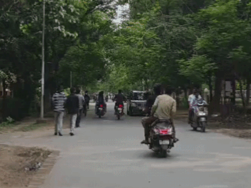 वाराणसी के गंगा घाट पर जमा 5 फीट सिल्ट:घटने लगा गंगा का जलस्तर, मौसम वैज्ञानिक बोले-3-4 दिन होगी तेज धूप