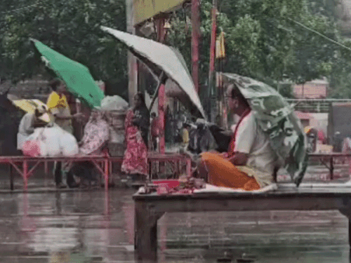वाराणसी में अगले 3 दिन बारिश का अलर्ट:7 डिग्री गिरा पारा, मौसम वैज्ञानिक बोले-बंगाल के खंडी में बने निम्न दबाव का दिख रहा असर