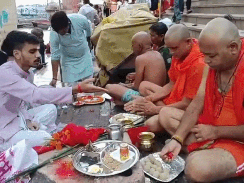 पितृपक्ष की हुई शुरूआत,काशी के गंगा घाट पर जुटे आस्थावान:14 दिन तिल-जौ और कुश हाथ में लेकर पितरों को किया जायेगा जल अर्पित