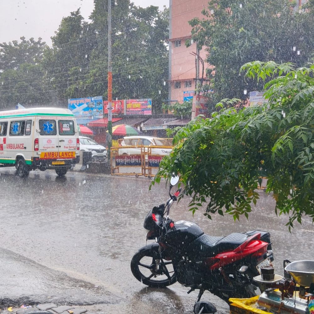 देवरिया में आकाशीय बिजली गिरने से किसान झुलसा:डेढ़ घंटे की बारिश के दौरान हुआ हादसा, गंभीर हालत में गोरखपुर रेफर