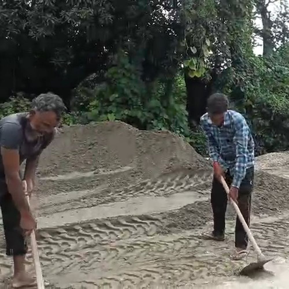 पीलीभीत में 71 लाख की सड़क निर्माण में धांधली:ठेकेदार और जेई की मिलीभगत से कंक्रीट बैचिंग प्लांट की जगह मैनुअल तरीके से बनाई गई सड़क
